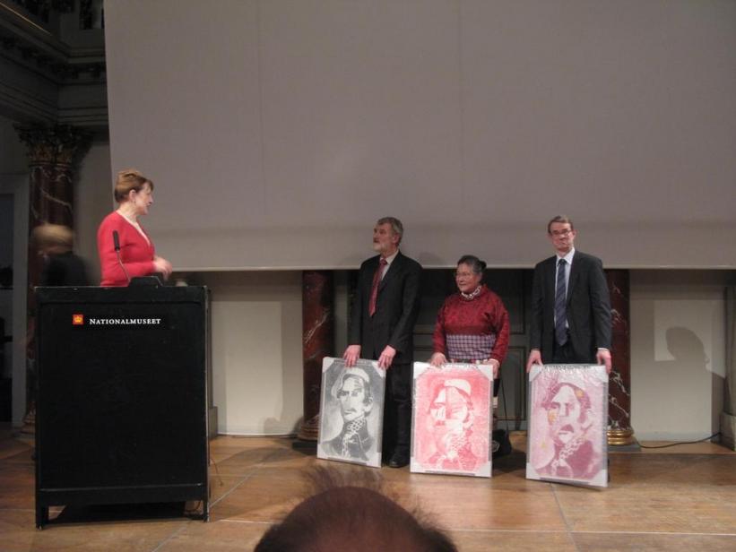 Formand for Kulturministeriets Forskningsråd, Anne-Marie Mai overrækker Julius Bomholt Prisen til Hans Christian Gulløv, Kristine Raahauge og Einar Lund Jensen, der står yderst til højre.