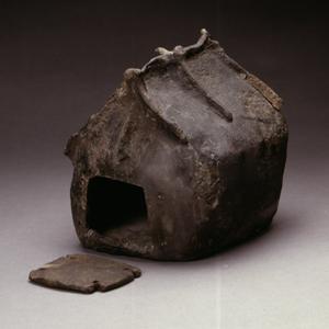 Etruskisk lerurne formet som oval, lerklinet hytte - de første etruskeres bolig. Urnen indeholdt et barns aske. 900-800 f.Kr.