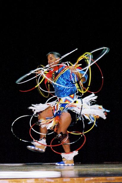 Billede af indianer Kevin Locke, der opfører sin karakteristiske dans ’The Hoop of Life’.