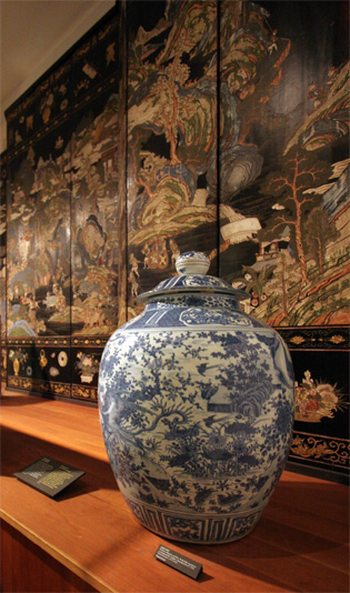 Stor kinesisk porcelænskrukke fra Kunstkammeret udstillet foran en foldeskærm af koromandellak. Ses i Etnografisk Samling