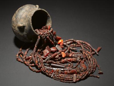 Ravet blev tilskåret som perler eller andre smykker til at hænge om halsen eller sy på dragten.
Foto: Roberto Fortuna og Kira Ursem, Nationalmuseet.
Bondestenalderen (4.000 f.Kr.-1.700 f.Kr.)