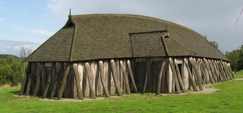 Vikingerne boede i langhuse som dette, der har samme form som et skib vendt på hovedet. Dette er en rekonstruktion. Foto: Anne Pedersen 