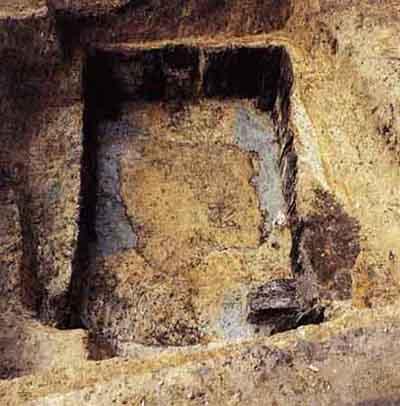 Ved udgravningen af Bjerringhøj i 1986, så kammeret sådan ud. Bunden af vægplanker og hjørnestolper stod endnu bevaret i den lerpakning, der var lagt i graven omkring kammeret. 