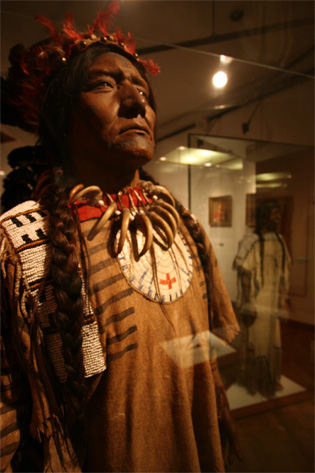Dragt antagelig fra Crow-indianer, fra før 1870. Udstillet i Etnografisk Samling