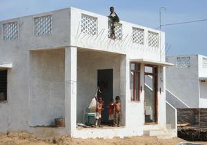 Der bygges nye huse til fiskerne et godt stykke fra kystlinjen. Foto: Esther Fihl, 2007. Nationalmuseet