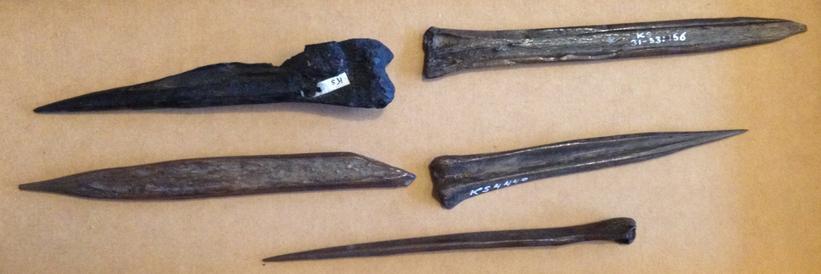 Disse prene af ben blev brugt til at stikke huller i skindene, før de blev syet sammen. Det sikrede at sømmen blev lige og holdbar. Prenene er fundet i Kongemosen på Vestsjælland og er dateret til 6000 f.Kr.