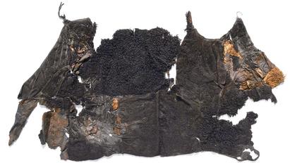 Huldremosekvindens inderkappe af fåreskind fundet i en mose på Djursland. Ca. 350-41 f.Kr.