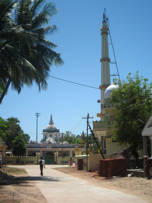 Midt for ses Tranquebars dargah, og til højre moskeen. Foto: Helle Jørgensen, 2008. Nationalmuseet