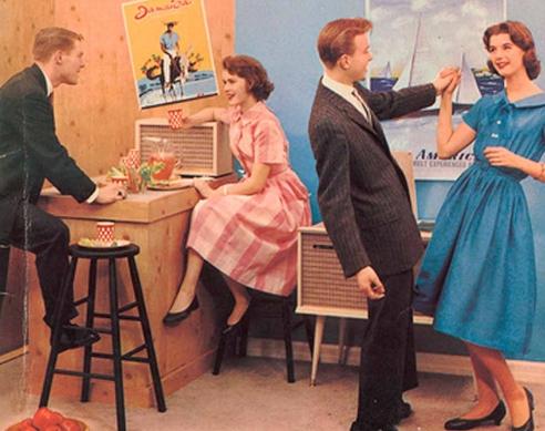 Fire unge mennesker fra 1950'erne står sammen og lytter til musik