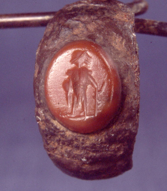 Den romerske fingerring er – lidt usædvanligt – lavet af jern. Den indfattede karneol har en simpelt indridset figur af en romersk guddom.
