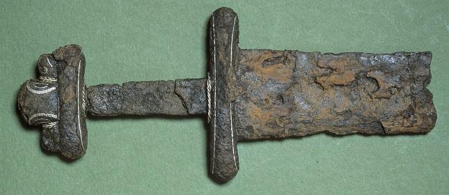 Tveægget sværd fra en kammergrav ved Rosenlund på Fyn. Den fine sølvornamentik er stadig synlig.