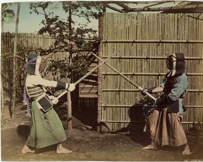 En af de ting der forsvandt i Meiji-perioden var shogunatets soldater; samuraierne. På trods af dette, var de alligevel et yndet motiv på Yokohama-skolens fotografier.