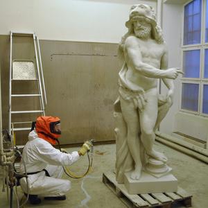 Sidste beskyttende lag inden skulpturen er færdig