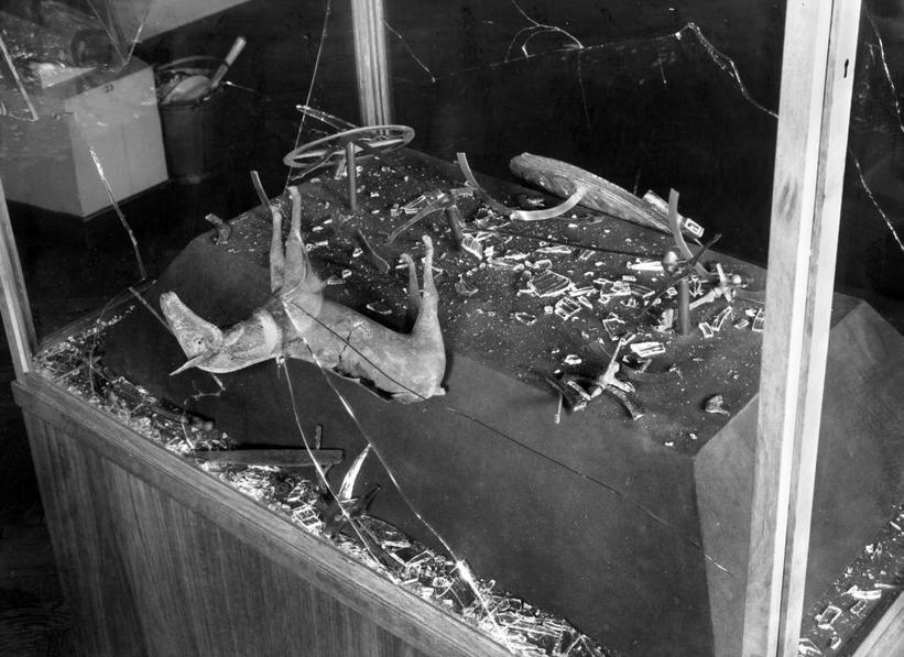 Solvognen efter attentatet på Nationalmuseet i 1960.