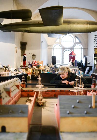 Aktiviteter på Tøjhusmuseet Ung pige nærstuderer modelby