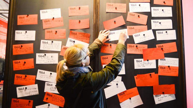 Undervisningsforløbet Krigsjournalister En tavle med forskellige post-its med perspektiver på krigen 1864.