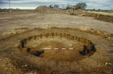 Grubehus under udgravning på storgårdspladsen ved Tissø. Grubehusene blev bl.a. brugt som værkstedshytter, især i forbindelse med tekstilproduktion.