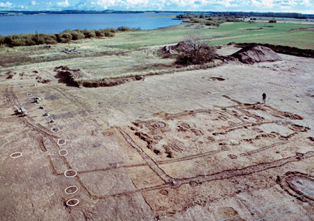 På storgården ved Tissø var stormandens hal tæt forbundet med en mindre kultbygning omkranset af et hegn. Denne forbindelse mellem hal og kultindhegning blev opretholdt gennem flere hundrede år og blev først brudt med den sidste ombygning af storgården i anden halvdel af 10. årh. e.Kr.