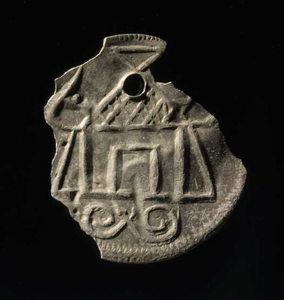 Såkaldte Hedebymønter af sølv, slået i 9. årh. e.Kr., fundet på storgården ved Tissø. Mønterne er gennemborede og har været båret om halsen som smykker. 