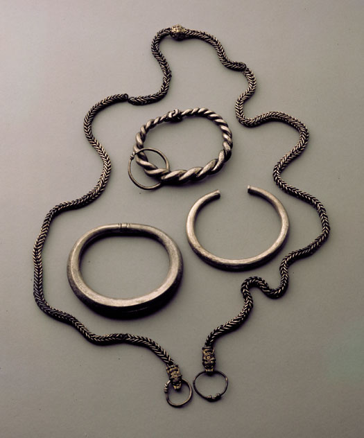 Sølvskat fra Tissø fra 10. årh. e.Kr. bestående af en flettet sølvkæde og tre massive armbånd, i alt ca. 700 gram sølv. Skatten var gravet ned ved en stolpe i en mindre bygning på markedspladsen. Storgårdspladsen ved Tissø