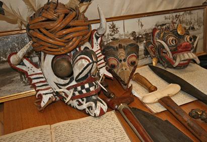 Masker og andre genstande fra den danske læge Paul Toussiengs samling fra Borneo, Java og Bali