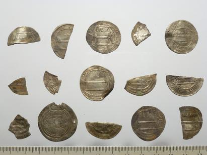 Et udvalg af mønterne i skatten fra Skovsholm-skatten. Foto: Bornholms Museum.