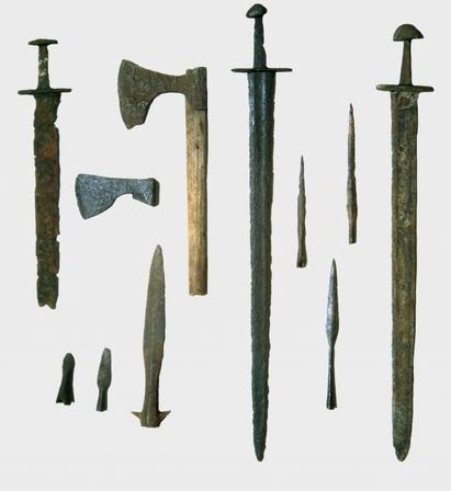 I Tissø, der betyder Tyrs sø, har man fundet våbenofre. Tyr var en af vikingetidens krigsguder.