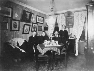 I en lille toværelseslejlighed på Vesterbro havde beboerne ca. 1909 et maskintrykt art nouveau-inspireret tapet på væggene i opholdsstuen.