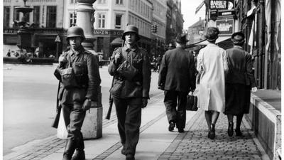 Billedet viser tyske soldater, der går på Højbro Plads i København