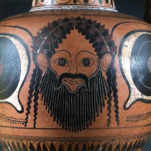 Amfora med maske, som forestiller vinguden Dionysos. På begge sider af masken ses store ondtafværgende øjne, c. 530 f.Kr. (Antiksamlingen, Nationalmuseet) 