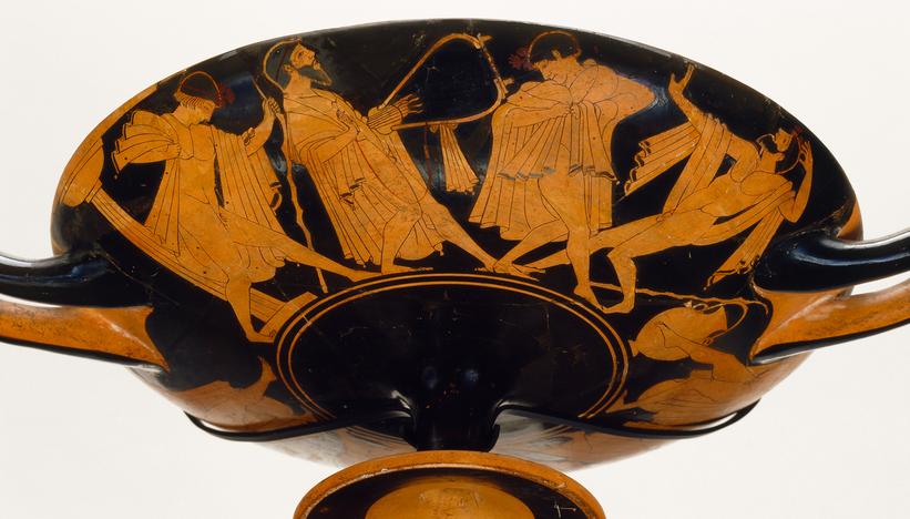 Scener fra et symposion. Mændene danser mens en sanger med lyre underholder. Drikkeskåle, kylix, af Brygos-maleren. 500-470 f.Kr.