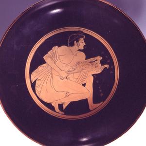 Yngling med en hare, en kærlighedsgave fra en ældre mand. Indskriften LEAGROS KALOS, Leagros er smuk, gælder en kendt ung mand i byen Athen. Ca. 500 f.Kr.