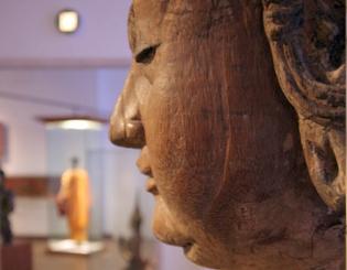 Buddha-figur i Nationalmuseets udstilling