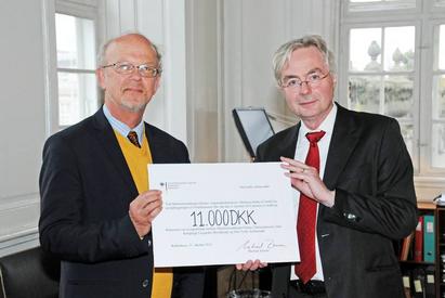 Tysklands ambassadør Michael Zenner til højre overrakte en check på 11.000 kroner til Nationalmuseets direktør Per Kristian Madsen til venstre. Foto: Hasse Ferrold.