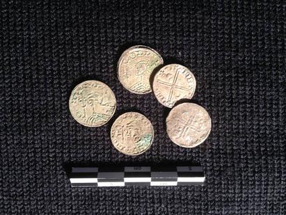Billede af fem mønter fra møntskatten.