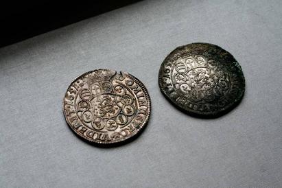 Her ses bagsiden af mønten fra billede 1. Bagsiden viser provinsskjoldene, blandt andre Islands kronede stokfisk, Ditmarskens rytter og Slesvigs to løver.