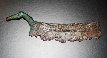 Ragekniv med hestehovedgreb fra ældre bronzealder fundet i Kastrup ved Hørby på Sjælland. 