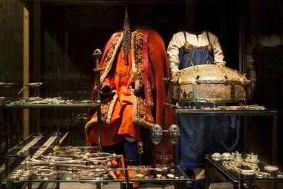 Nationalmuseets store særudstilling VIKING viser blandt andet kopier af vikingeklædedragter og masser af ægte vikingesmykker. 
