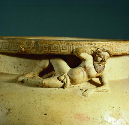 En munter satyr udgør udsmykningen under randen på et stort kar til vin og vand. Fra Korinth, ca 570 f.Kr.