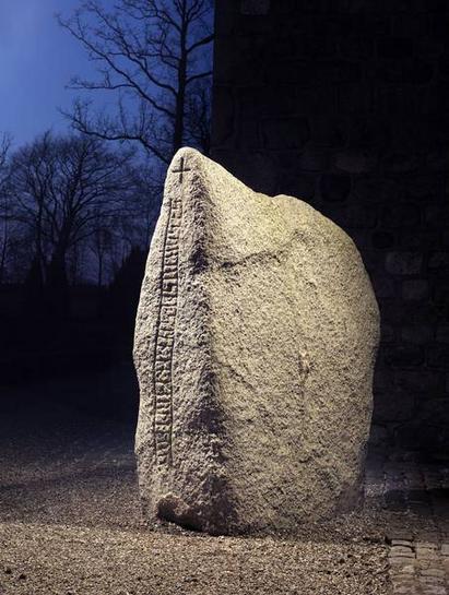 Fjenneslev-runestenen, som står ved Fjenneslev Kirke i nærheden af Ringsted.