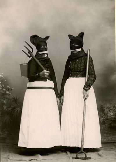 To kvinder i arbejdsdragt med ansigtsmaske