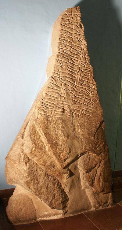 Runesten fra Helnæs på Fyn. Flere runesten er rejst til minde om magtfulde mænd. De omtales med betegnelsen Gode, som sandsynligvis er betegnelsen for vikingetidens kultleder. Vikingernes blót