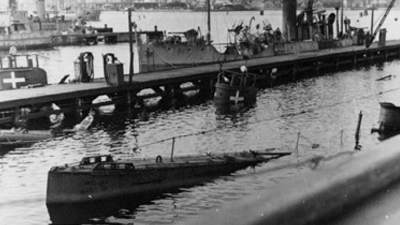 Sort/hvid fotografi af ubåden Bellona, sænket på Holmen