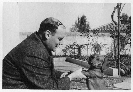 Gösta Enbom i Athen sammen med sin gravhund. Januar 1938. 