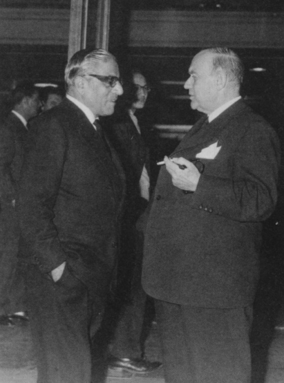 Gösta Enbom ses her på en søfartsmesse i Thessaloniki i 1964. Han taler med skibsreder Aristoteles Onassis. 