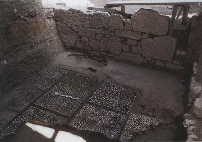 Foto af det udgravede symposion-rum syd for Akropolis.