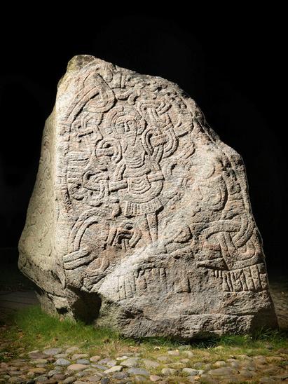 Den store Jellingsten viser det sandsynligvis ældste Kristusbillede i Norden. På stenen ses tydelige før-kristne elementer. Det er de ranker eller fletværk, der omgiver den korsfæstede, ligesom Odin også kunne være omsluttet af ranker eller grene.