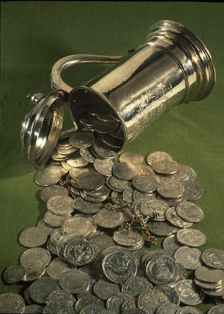 Den største svenskekrigsskat, Balle-skatten, nedgravet på Djursland 1657-60. Møntvæsen fra Frd. III til Margrethe II