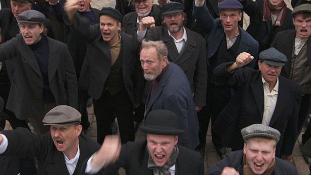 Lars Mikkelsen står i en mængde af demonstrerende arbejdere 
