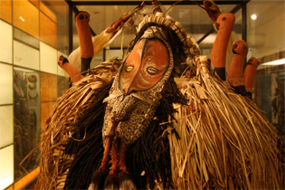 Maske-figur fra Melanesien. Udstillet i Etnografisk Samling